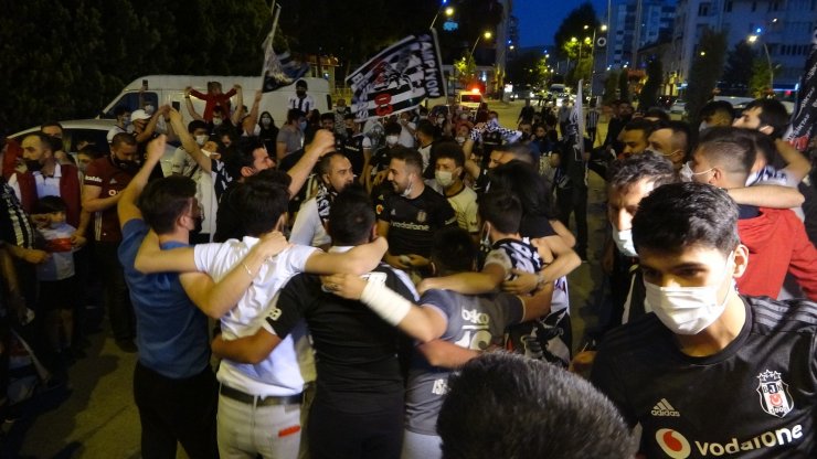 Beşiktaş’ın şampiyonluk kutlamasında romantik anlar