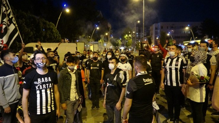 Beşiktaş’ın şampiyonluk kutlamasında romantik anlar