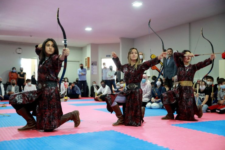 Belediye Başkanı ’Hilat Kaftanı’ giydi
