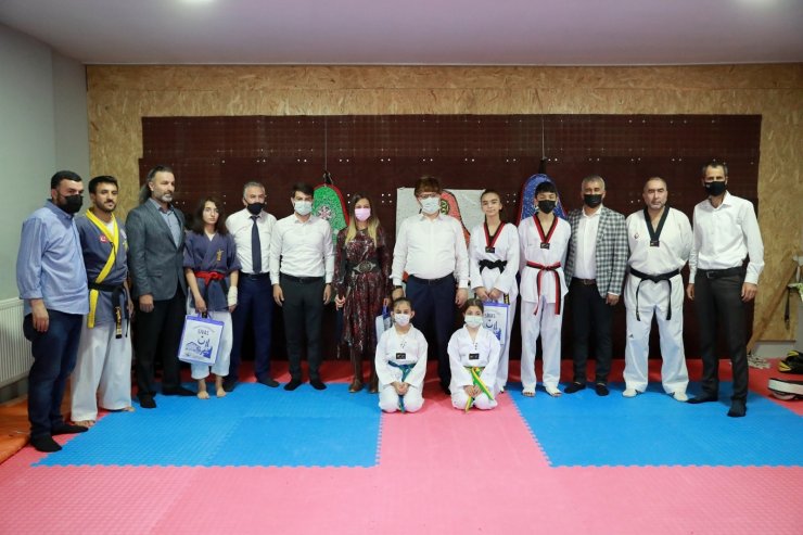Belediye Başkanı ’Hilat Kaftanı’ giydi