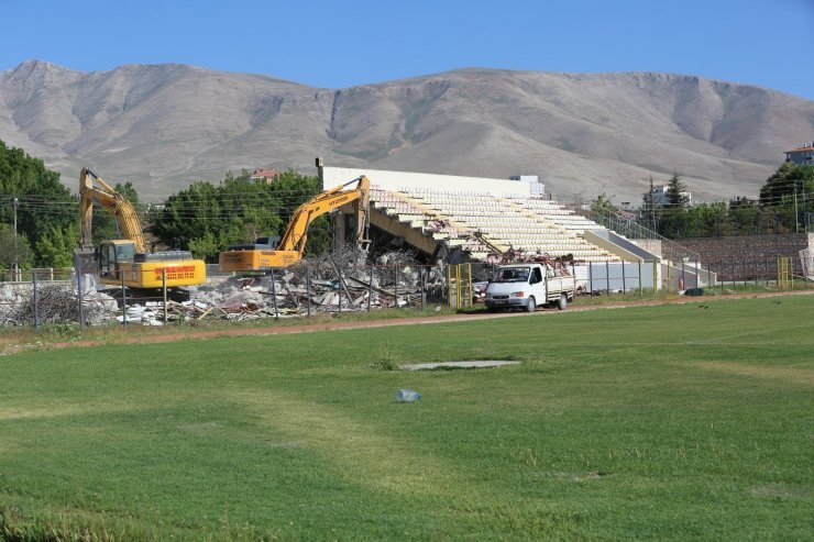 Niğde 5 Şubat Şehir Stadyumunun yıkımına başladı