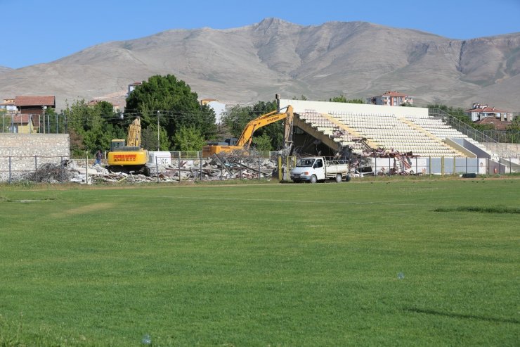 Niğde 5 Şubat Şehir Stadyumunun yıkımına başladı