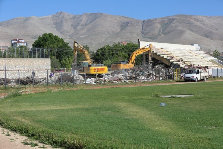 Niğde 5 Şubat Şehir Stadyumunun yıkımına başladı