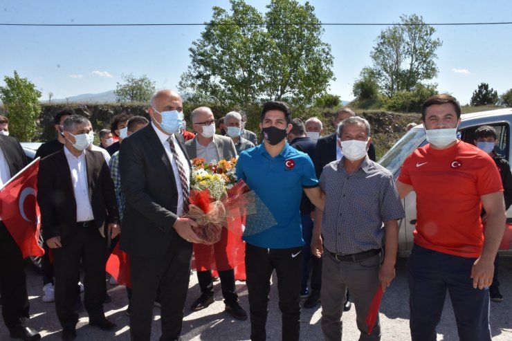 Şampiyon Acar’a memleketinde görkemli karşılama