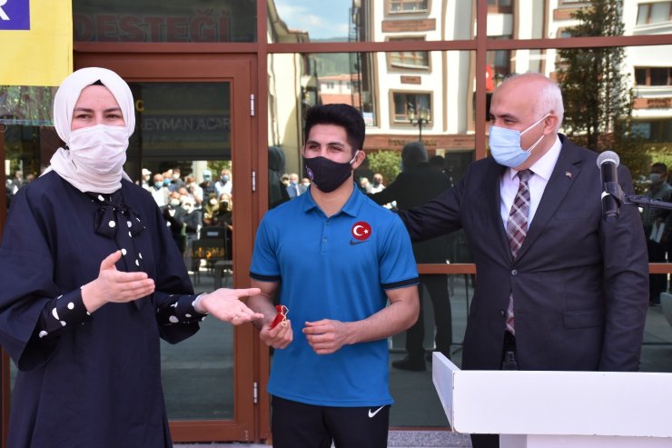 Şampiyon Acar’a memleketinde görkemli karşılama