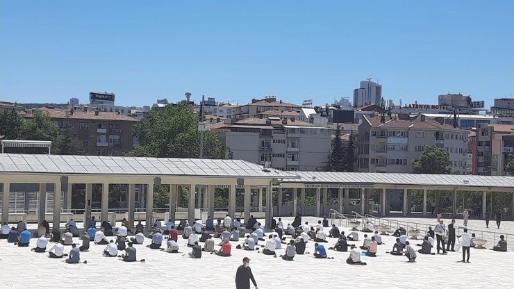 Tüm camilerde Filistin için dua edildi