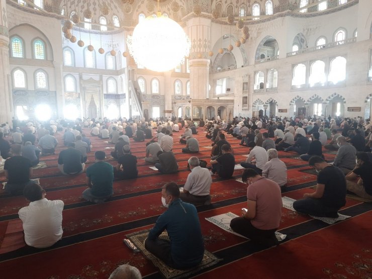 Tüm camilerde Filistin için dua edildi