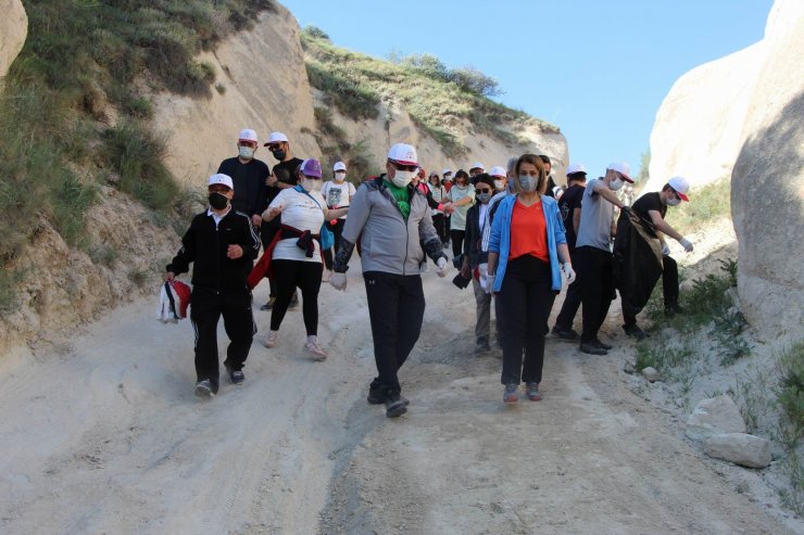 Vali ve Belediye Başkanı vadide çöp topladı