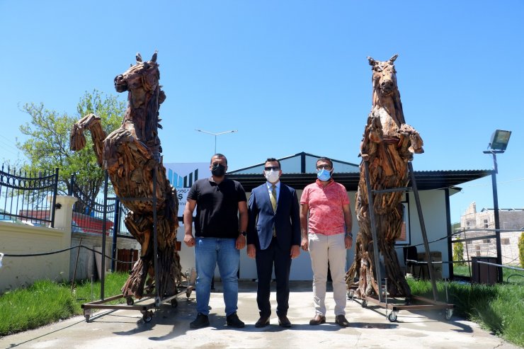 Binlerce odun parçası özenle seçildi, makine değmeden sanat eserine dönüştü