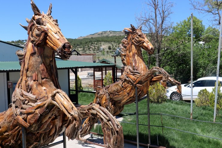 Binlerce odun parçası özenle seçildi, makine değmeden sanat eserine dönüştü