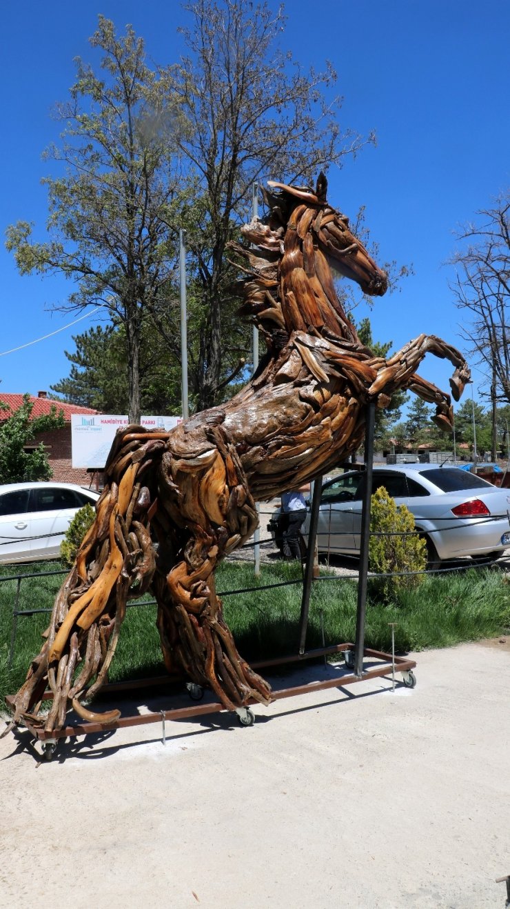 Binlerce odun parçası özenle seçildi, makine değmeden sanat eserine dönüştü