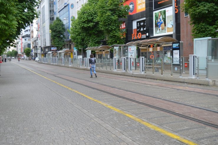 Hafta içi adeta insan seli yaşanan Eskişehir sokakları yine boş kaldı