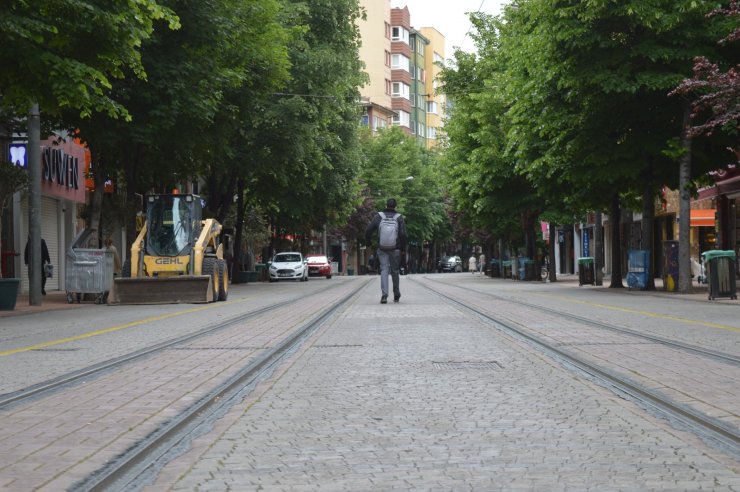 Hafta içi adeta insan seli yaşanan Eskişehir sokakları yine boş kaldı