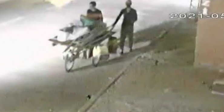 Seyyar arabalarını siper yapıp mazgal kapağı çaldılar
