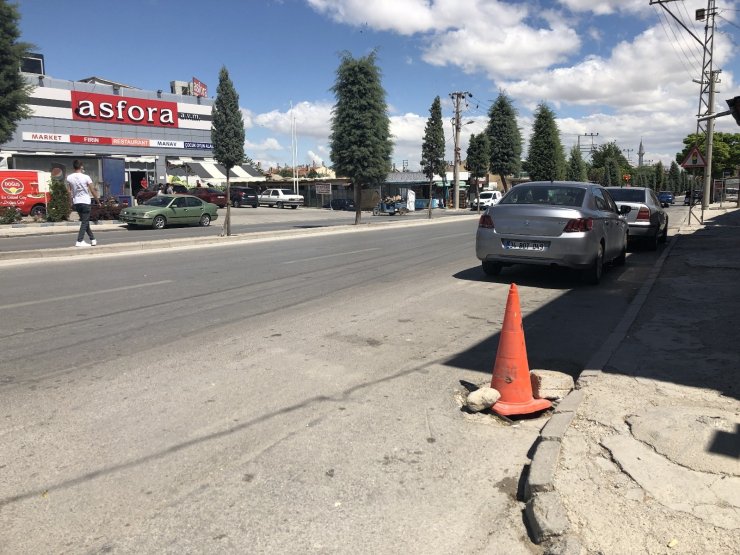 Seyyar arabalarını siper yapıp mazgal kapağı çaldılar