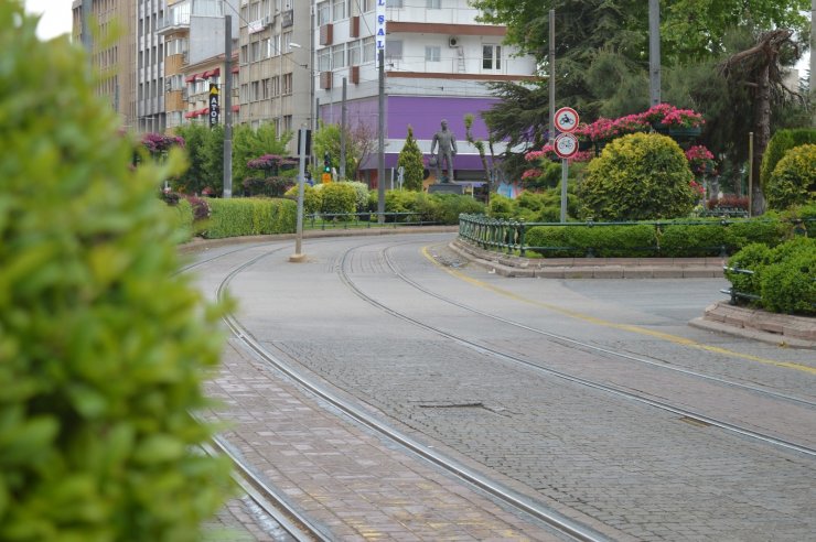 Hafta içi adeta insan seli yaşanan Eskişehir sokakları yine boş kaldı