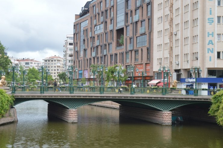Hafta içi adeta insan seli yaşanan Eskişehir sokakları yine boş kaldı