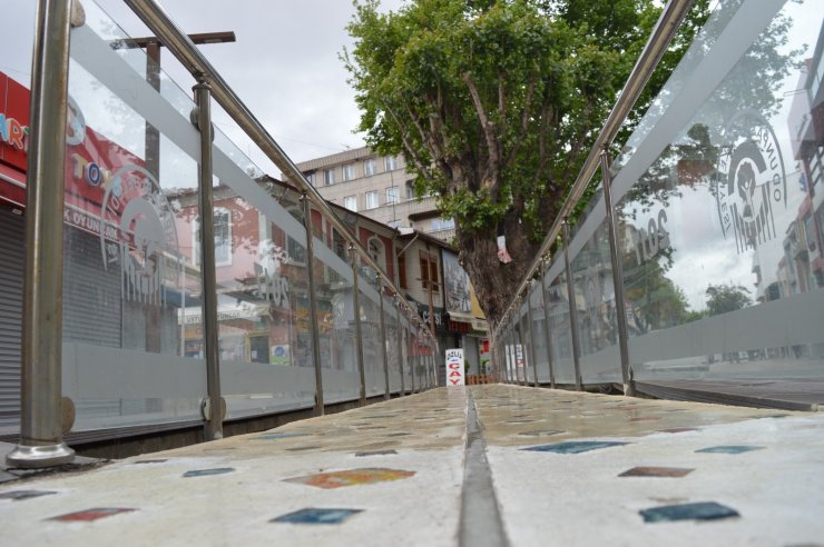 Hafta içi adeta insan seli yaşanan Eskişehir sokakları yine boş kaldı