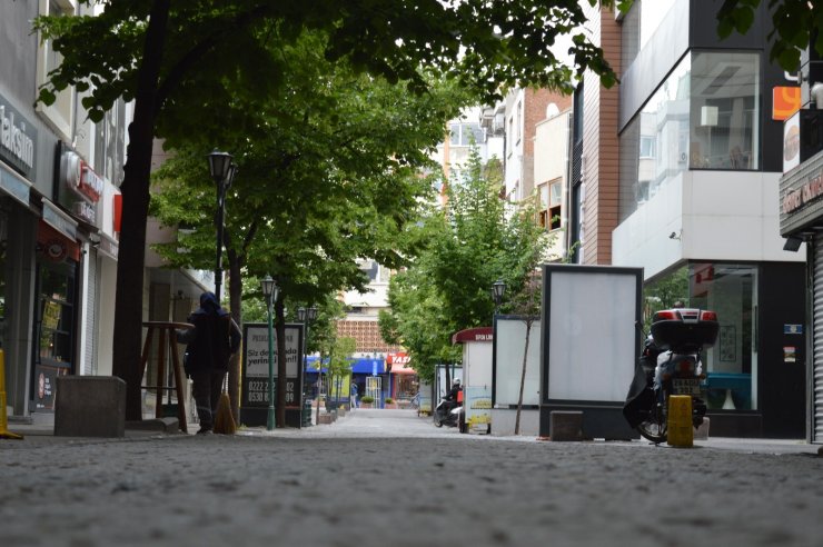 Hafta içi adeta insan seli yaşanan Eskişehir sokakları yine boş kaldı