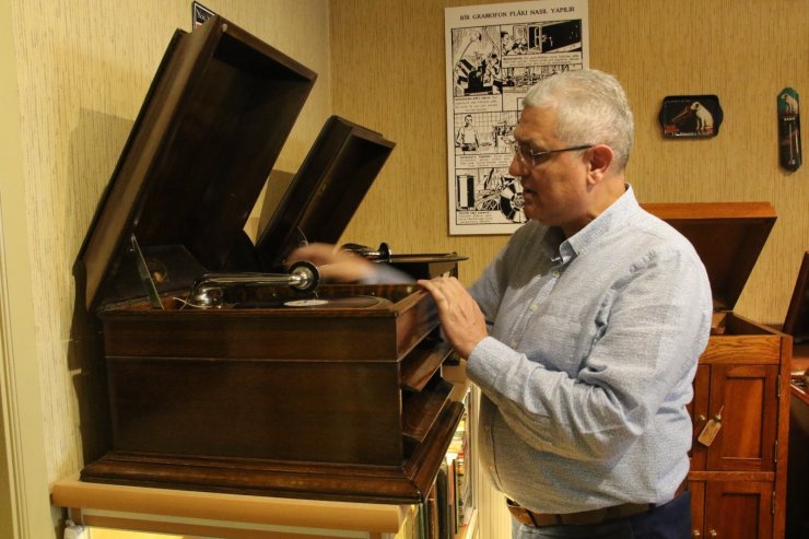 60 ülke gezerek tarihin izlerini taşıyan koleksiyonunu oluşturdu