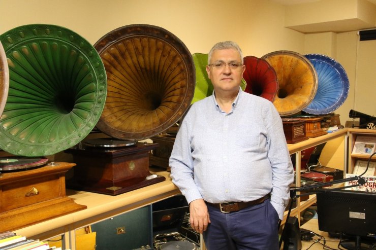 60 ülke gezerek tarihin izlerini taşıyan koleksiyonunu oluşturdu