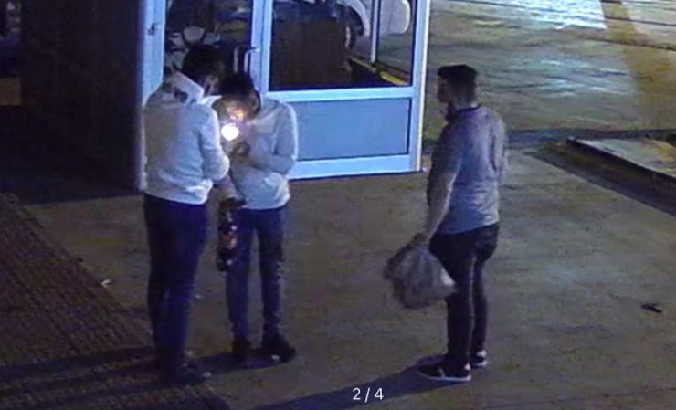 Yoldan geçenlerin sigarasını yaktı, sonra elektrikli motosikleti çaldı