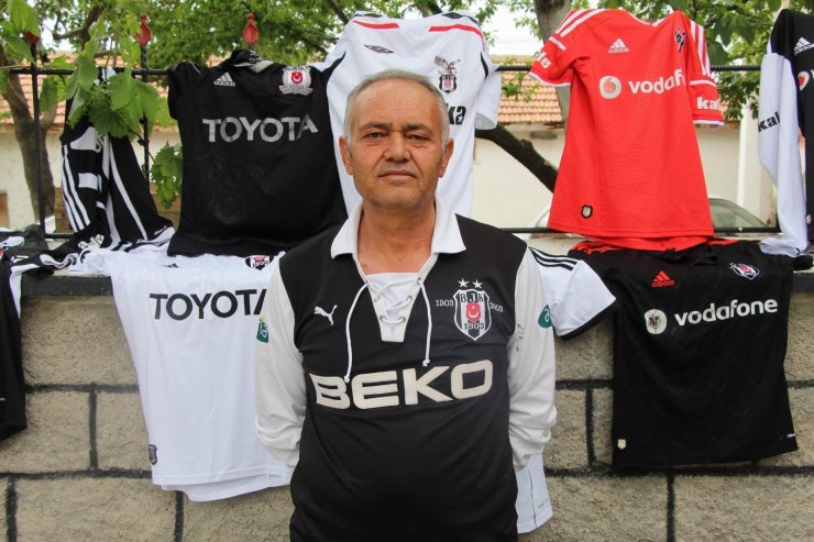 Beşiktaşlı taraftar, evinin her yerini siyah-beyaza boyadı