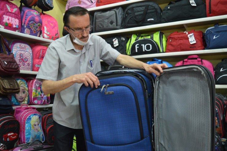 Turizm hareketliliği çanta ve valiz satıcıların yüzünü güldürüyor