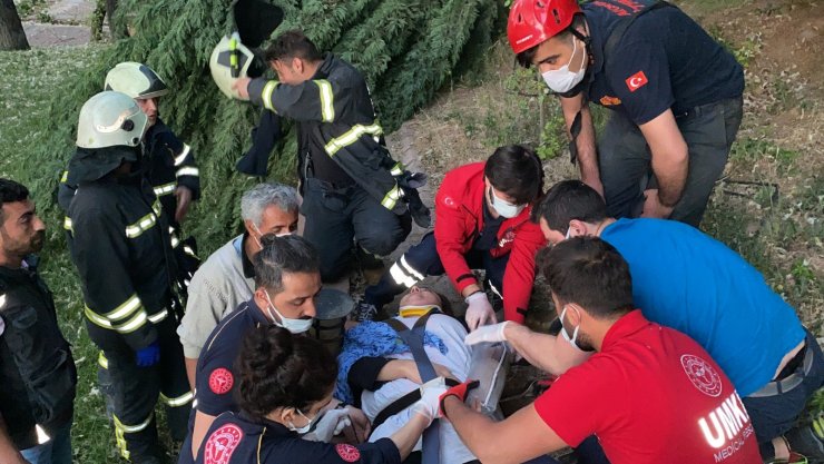 Kontrolden çıkan otomobil ormanlık alana düştü: 2 yaralı