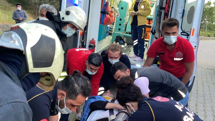 Kontrolden çıkan otomobil ormanlık alana düştü: 2 yaralı