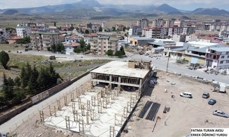 Develi’de yurt ve okul inşaatları devam ediyor