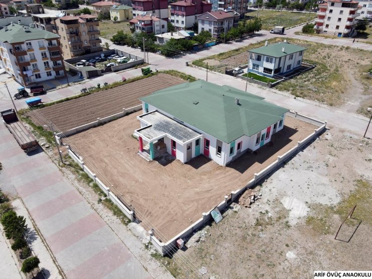 Develi’de yurt ve okul inşaatları devam ediyor