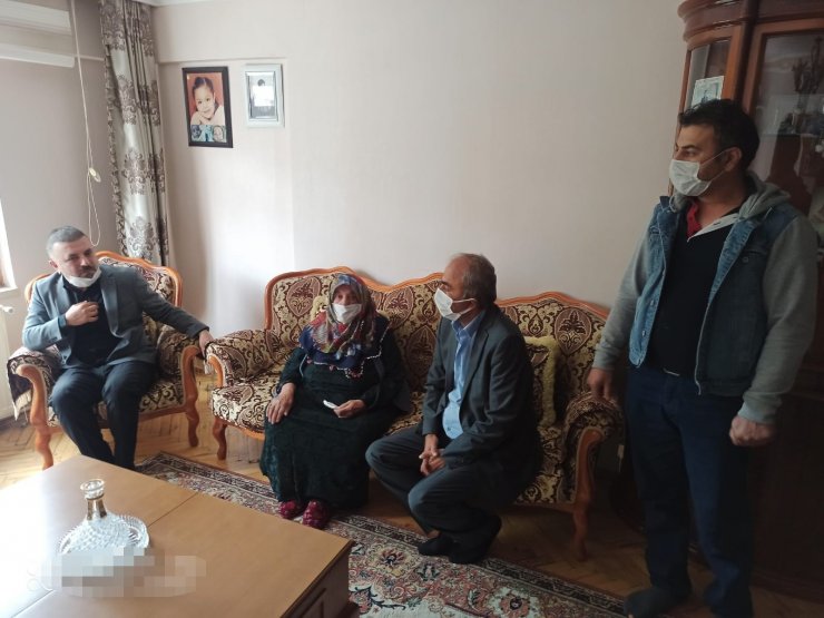 Sincan Belediye Başkanı Ercan, vefat eden ünlü türkücü Oğuz Yılmaz’ın annesini ziyaret etti