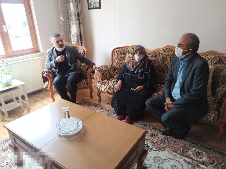 Sincan Belediye Başkanı Ercan, vefat eden ünlü türkücü Oğuz Yılmaz’ın annesini ziyaret etti