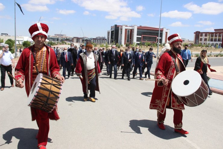 KMÜ’nün kuruluşunun 14. Yılı Mehter Yürüyüşü ve Türkçe Fermanı’nın okunmasıyla başladı