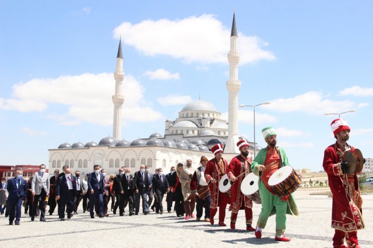 KMÜ’nün kuruluşunun 14. Yılı Mehter Yürüyüşü ve Türkçe Fermanı’nın okunmasıyla başladı