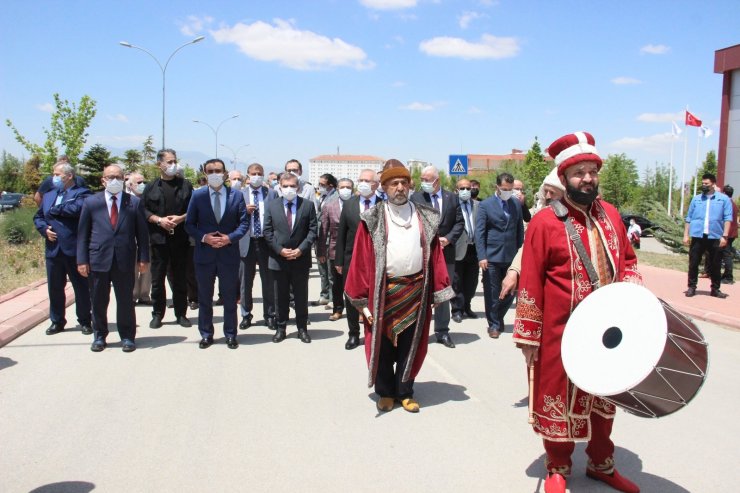 KMÜ’nün kuruluşunun 14. Yılı Mehter Yürüyüşü ve Türkçe Fermanı’nın okunmasıyla başladı