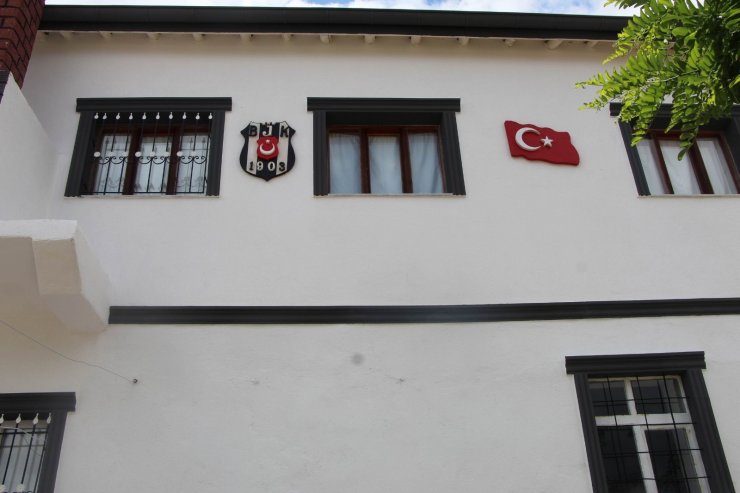 Beşiktaşlı taraftar, evinin her yerini siyah-beyaza boyadı