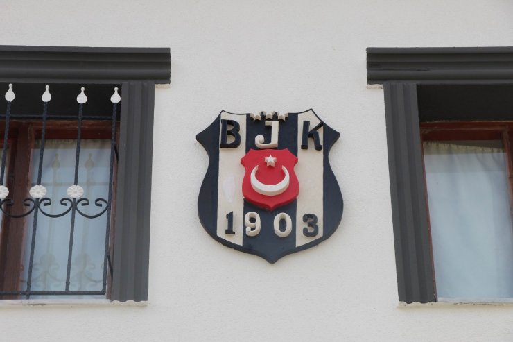 Beşiktaşlı taraftar, evinin her yerini siyah-beyaza boyadı