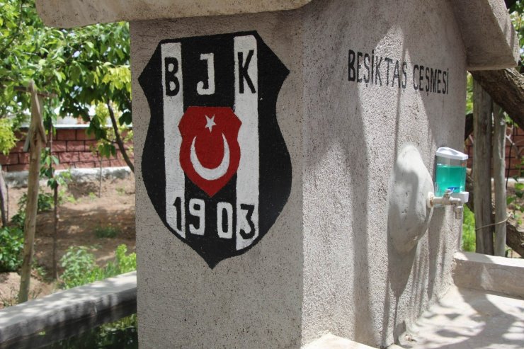 Beşiktaşlı taraftar, evinin her yerini siyah-beyaza boyadı