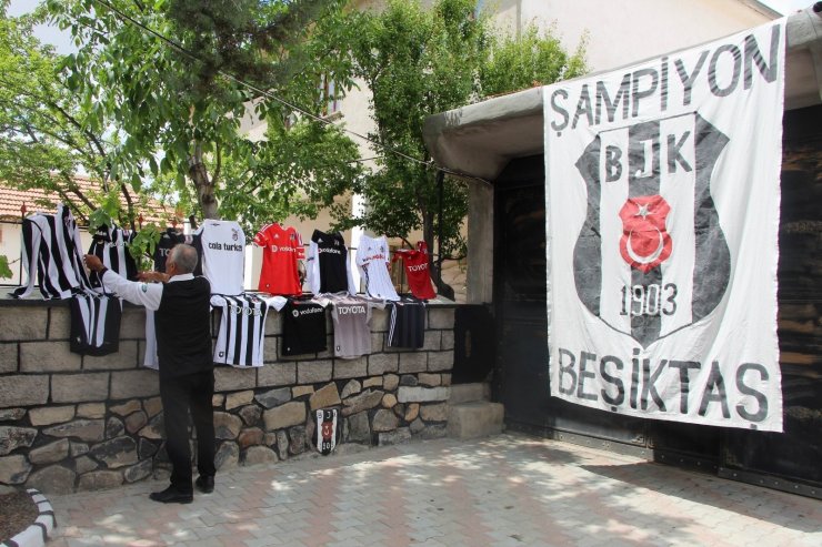 Beşiktaşlı taraftar, evinin her yerini siyah-beyaza boyadı