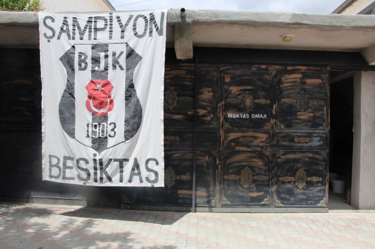 Beşiktaşlı taraftar, evinin her yerini siyah-beyaza boyadı