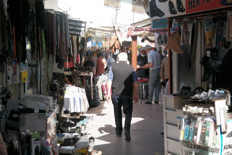 Ayakkabıcı tamircilerinin başını kaşıyacak vakti yok