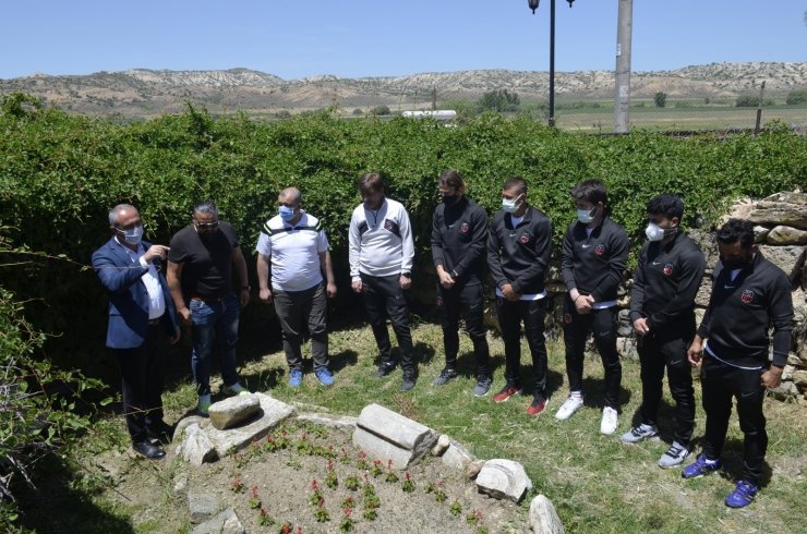 Yunusemrespor Kulübünden Yunus Emre türbesine ziyaret