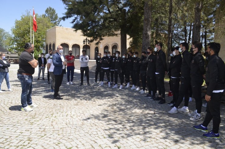 Yunusemrespor Kulübünden Yunus Emre türbesine ziyaret