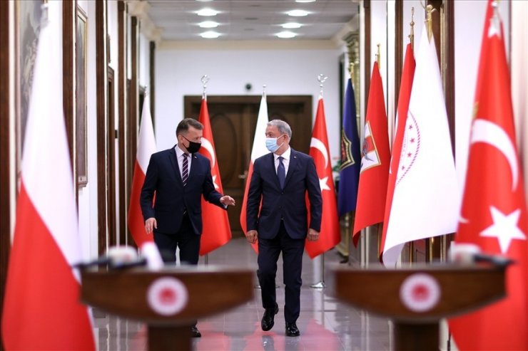 Milli Savunma Bakanı Akar, Polonyalı mevkiidaşı Blaszczak ile bir araya geldi
