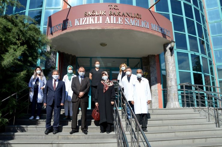 Milli Eğitim Müdürü Çandıroğlu’na aşı İl Sağlık Müdürü Benli’den