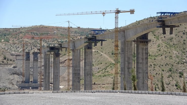 Türkiye’nin en yüksek ayaklı viyadüğü Konya Alanya arasını 2 saat 15 dakikaya indirecek