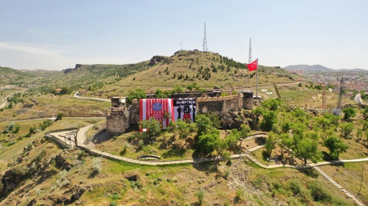 Nevşehir Kalesi’ne dev Beşiktaş bayrağı asıldı