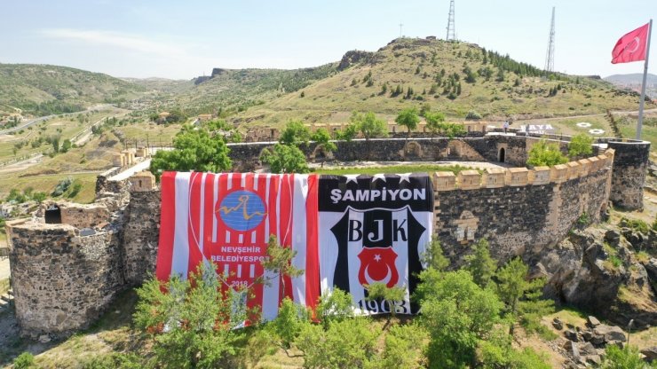 Nevşehir Kalesi’ne dev Beşiktaş bayrağı asıldı